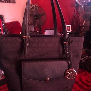 I no longer need purse I bought a different one.